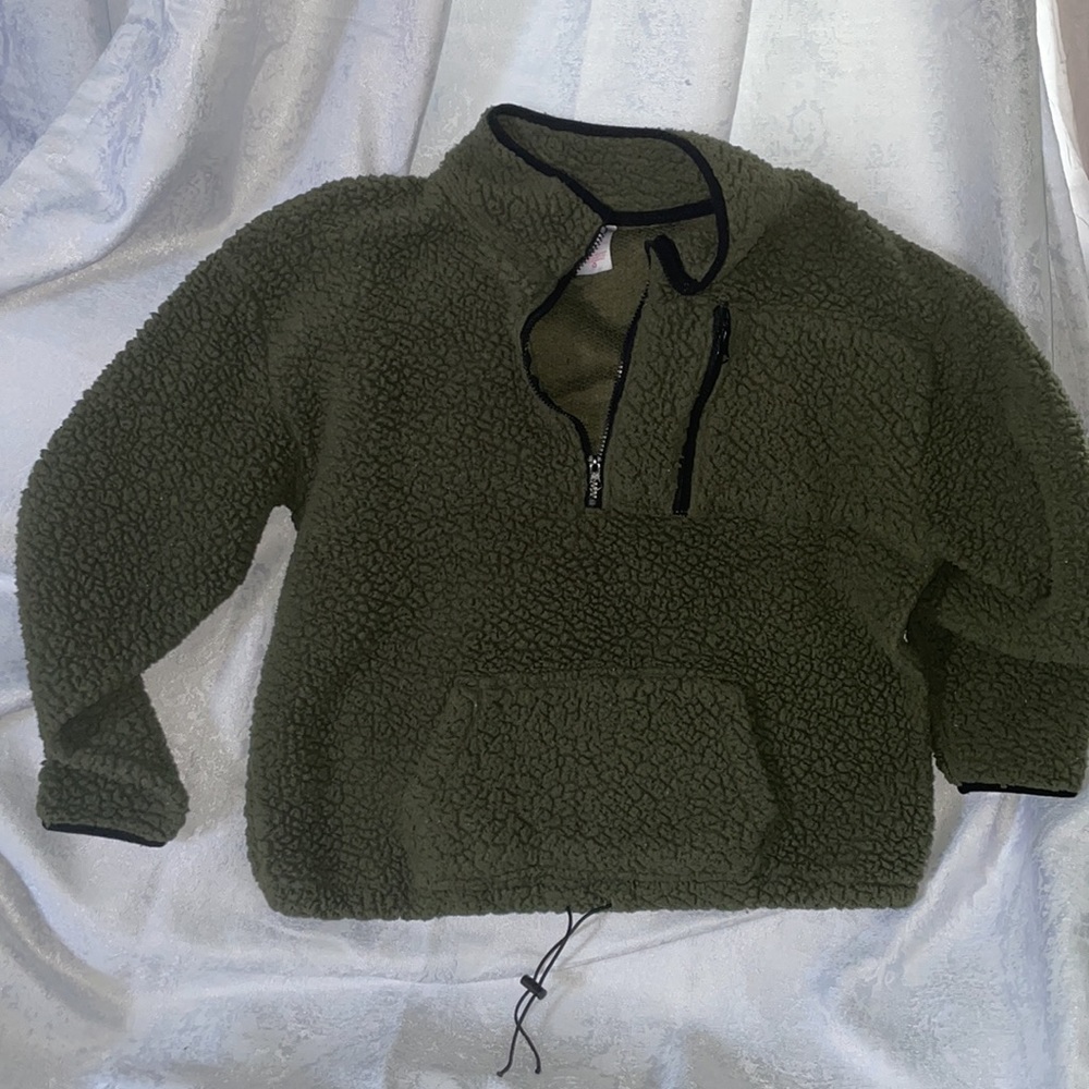 Fleece half zip size xxxl runs small.